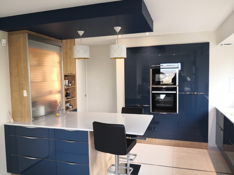 Cuisine bleue – blanc et bois